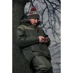 Trakker CR 2-teiliger Winteranzug 28 Trakker CR 2-teiliger Winteranzug -Karpfenwelt Verkauf 206315 206320 Trakker CR 2 2 Piece Winter Suit LIFESTYLE 01 550x550h