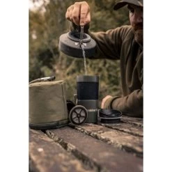 Trakker Armolife Thermo-Kaffeepresse-Becher 40 Trakker Armolife Thermo-Kaffeepresse-Becher -Karpfenwelt Verkauf 211915 Trakker Armolife Thermal Coffee Press Mug LIFESTYLE 010 550x550h