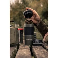 Trakker Armolife Thermo-Kaffeepresse-Becher 41 Trakker Armolife Thermo-Kaffeepresse-Becher -Karpfenwelt Verkauf 211915 Trakker Armolife Thermal Coffee Press Mug LIFESTYLE 011 550x550h