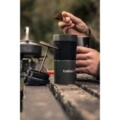 Trakker Armolife Thermo-Kaffeepresse-Becher 35 Trakker Armolife Thermo-Kaffeepresse-Becher -Karpfenwelt Verkauf 211915 Trakker Armolife Thermal Coffee Press Mug LIFESTYLE 05 550x550h