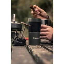 Trakker Armolife Thermo-Kaffeepresse-Becher 36 Trakker Armolife Thermo-Kaffeepresse-Becher -Karpfenwelt Verkauf 211915 Trakker Armolife Thermal Coffee Press Mug LIFESTYLE 06 550x550h