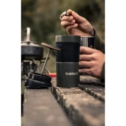Trakker Armolife Thermo-Kaffeepresse-Becher 37 Trakker Armolife Thermo-Kaffeepresse-Becher -Karpfenwelt Verkauf 211915 Trakker Armolife Thermal Coffee Press Mug LIFESTYLE 07 550x550h