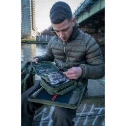 Trakker NXG Compact Tackle Bag 33 Trakker NXG Compact Tackle Bag -Karpfenwelt Verkauf Trakker NXG Luggage Lifestyle Shoot Feb 064 550x550h