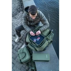 Trakker NXG Stiff Rig Pouch 14 Trakker NXG Stiff Rig Pouch -Karpfenwelt Verkauf Trakker NXG Luggage Lifestyle Shoot Feb 109 550x550h