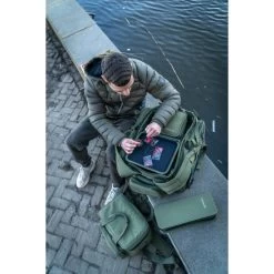 Trakker NXG Stiff Rig Pouch 15 Trakker NXG Stiff Rig Pouch -Karpfenwelt Verkauf Trakker NXG Luggage Lifestyle Shoot Feb 110 550x550h